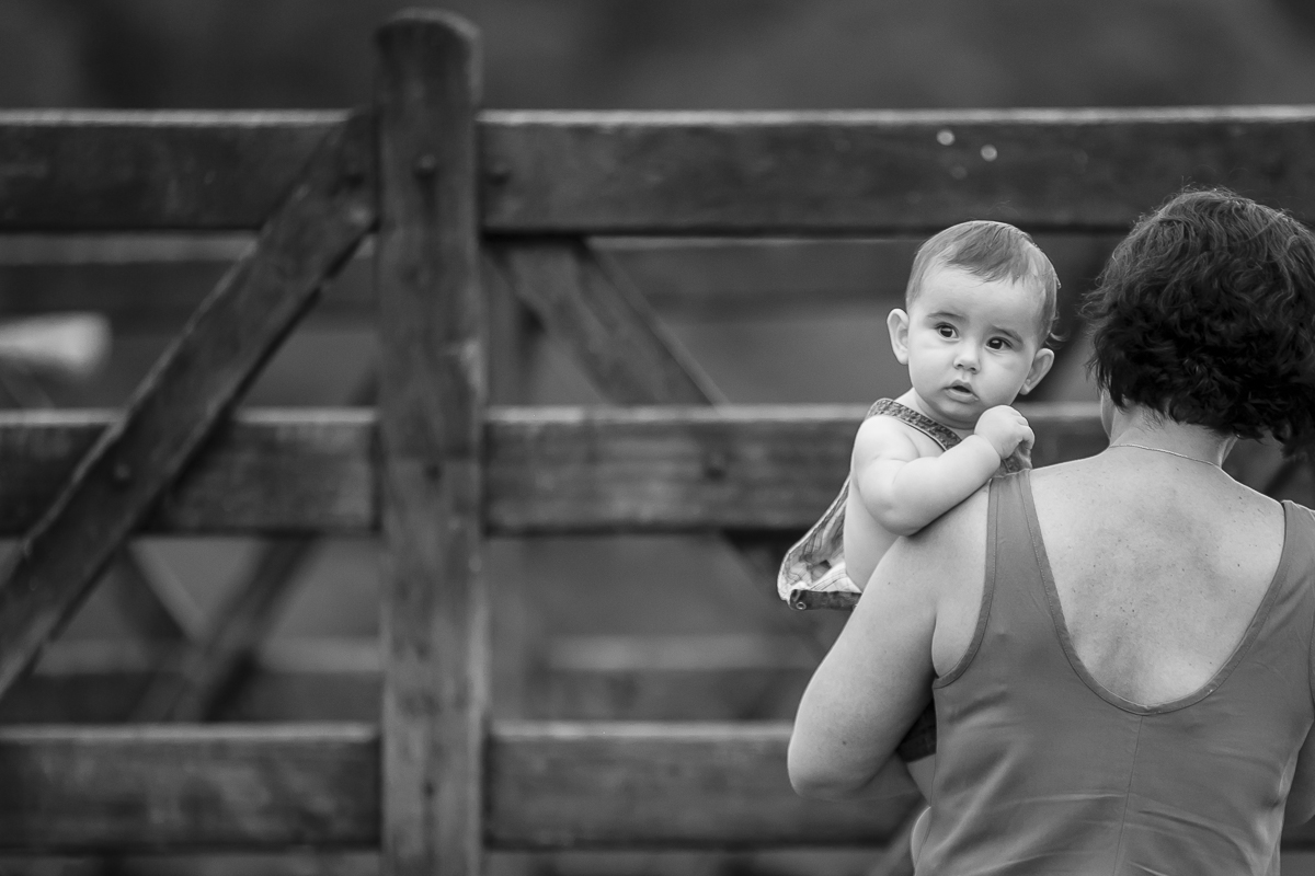 filho olhando para o horizonte