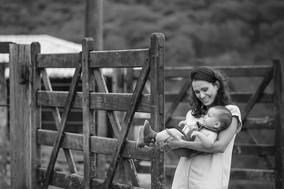 mamãe com bebê no colo