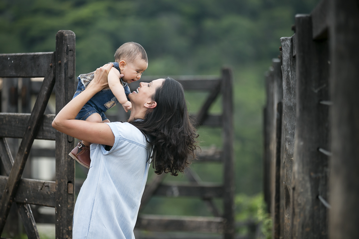 mamãe levantando o seu filho
