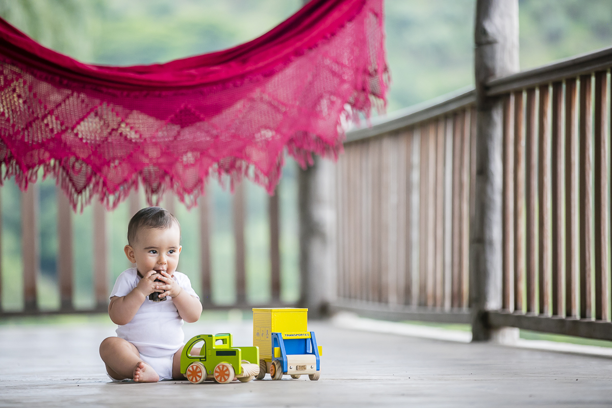menino mordendo brinquedo