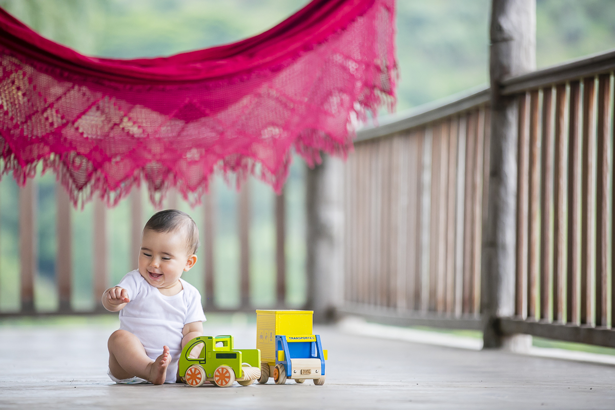 menino sorrindo bastante