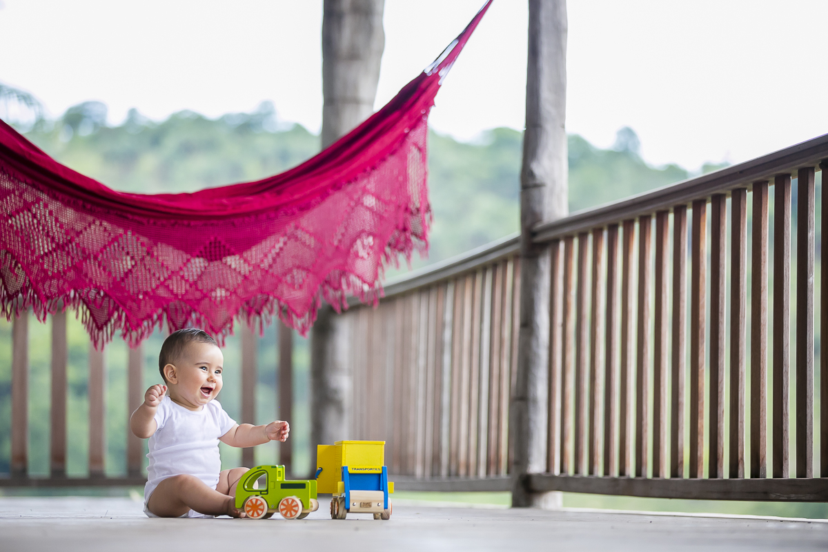 menino próximo a rede