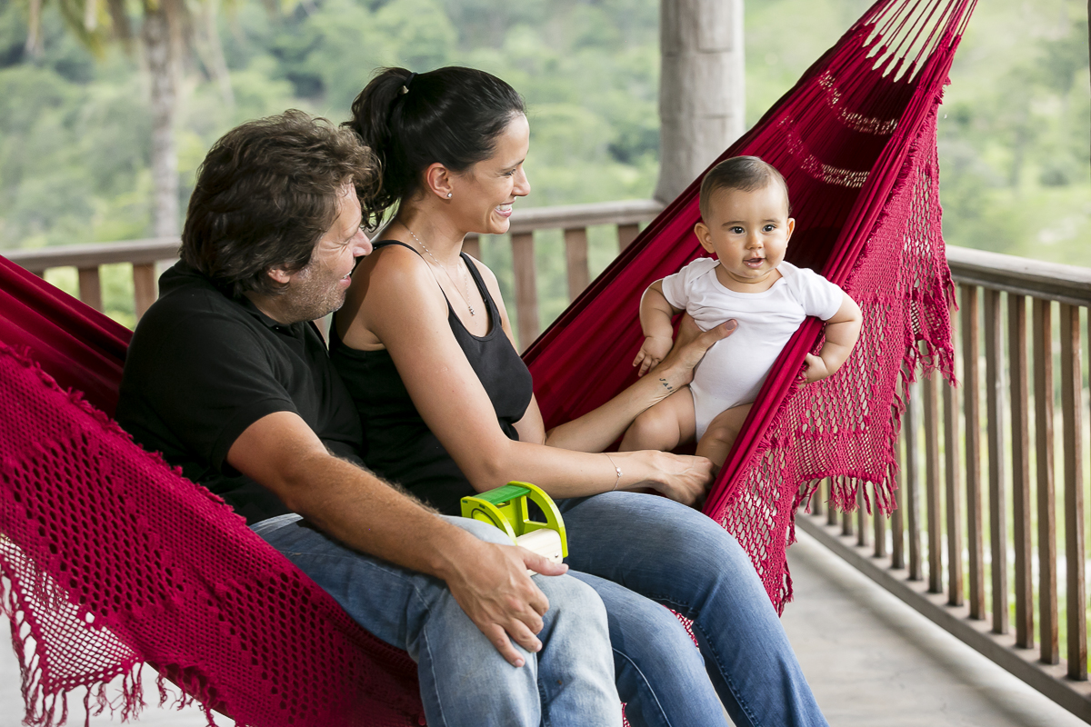 família brincando com o filho