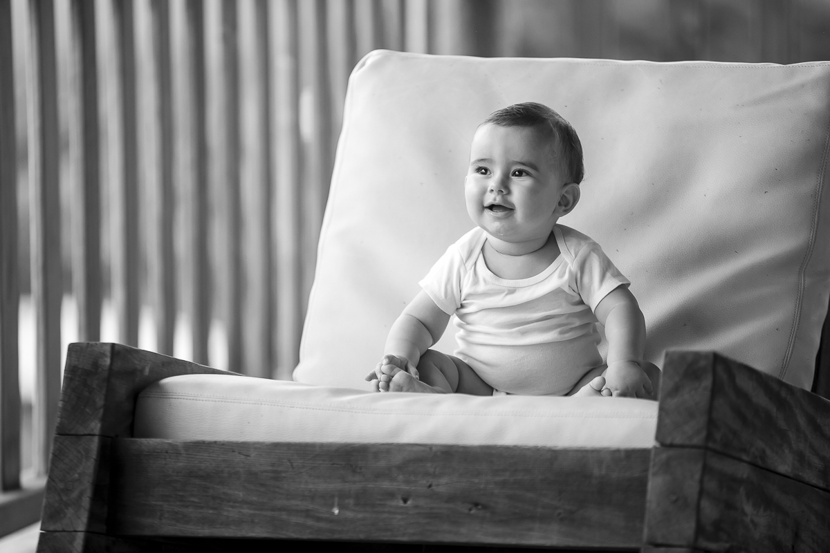 bebê sentado na cadeira