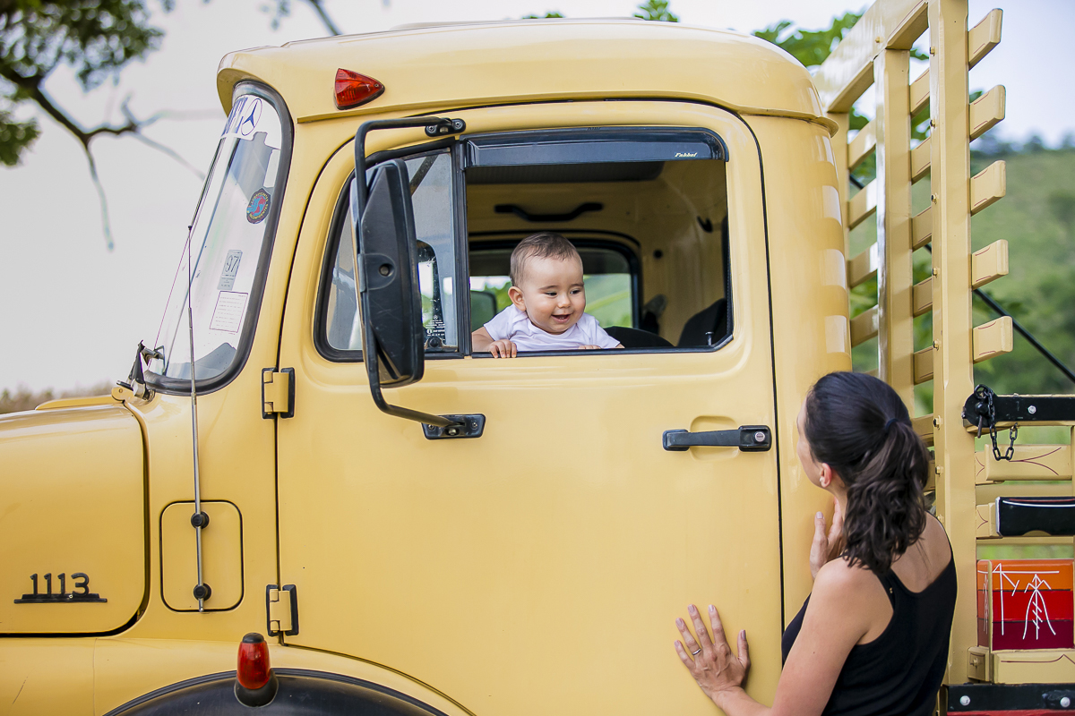 mamãe na porta do caminhão
