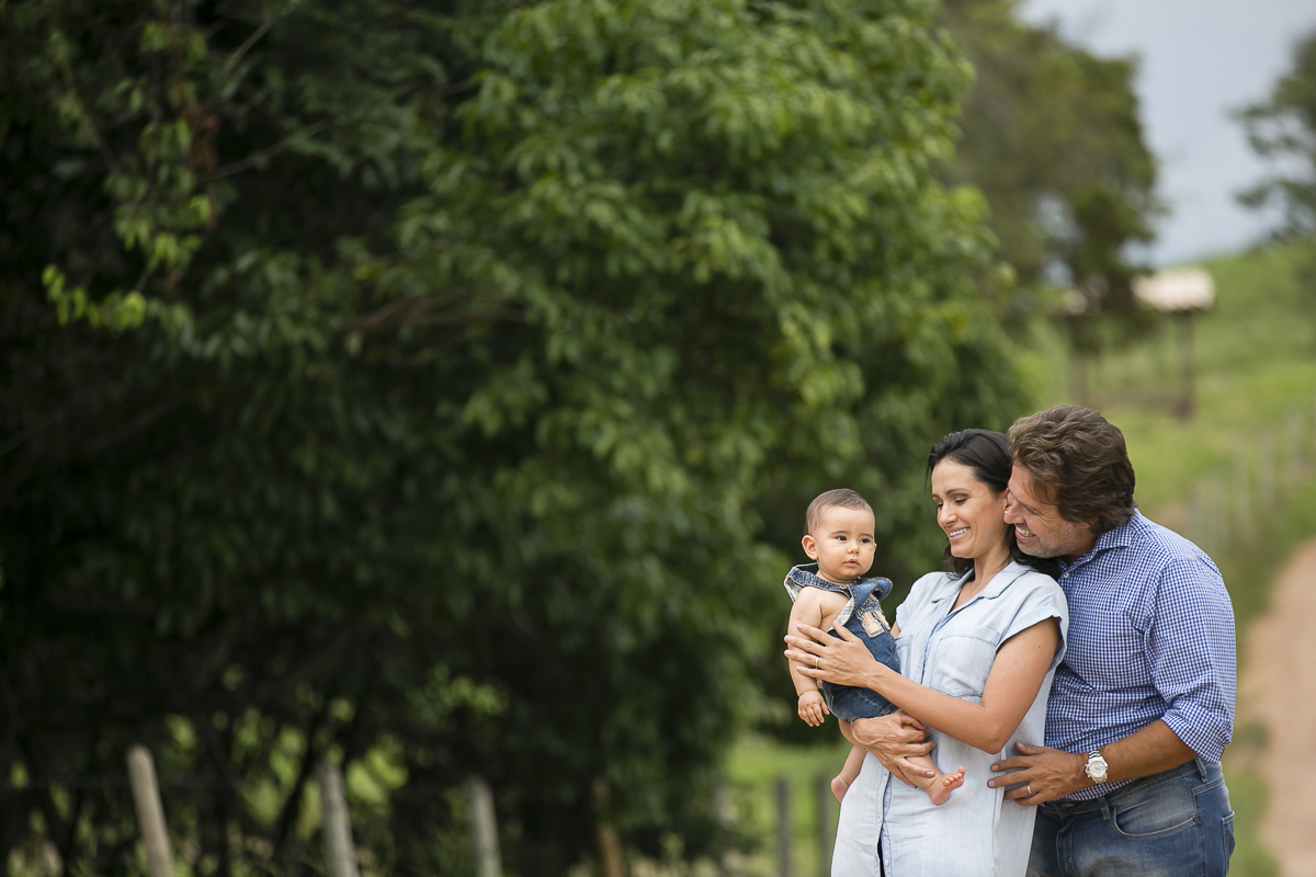 pais observando o filho