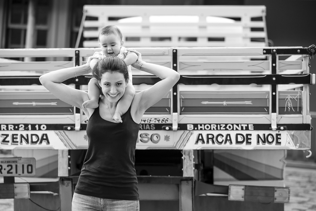 menino nas costas da mãe