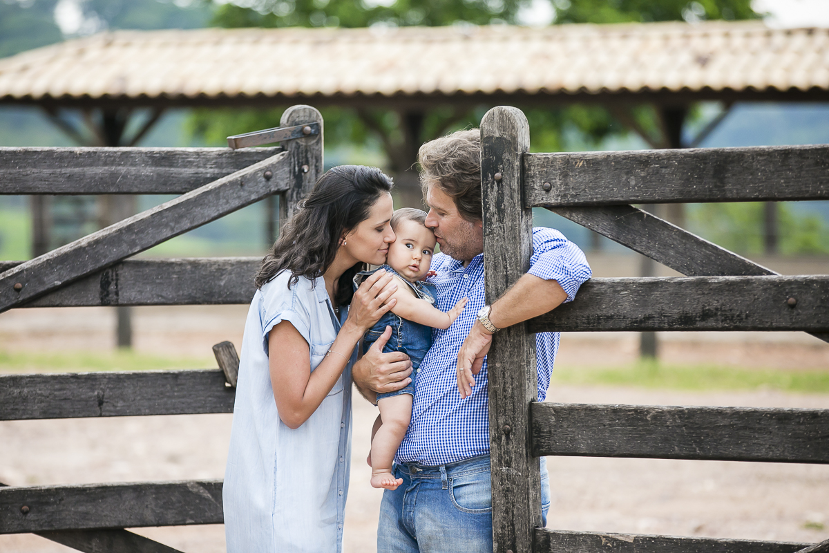 pais beijando o filho na porta da fazenda