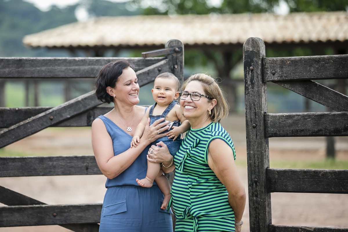 avós com o neto no colo