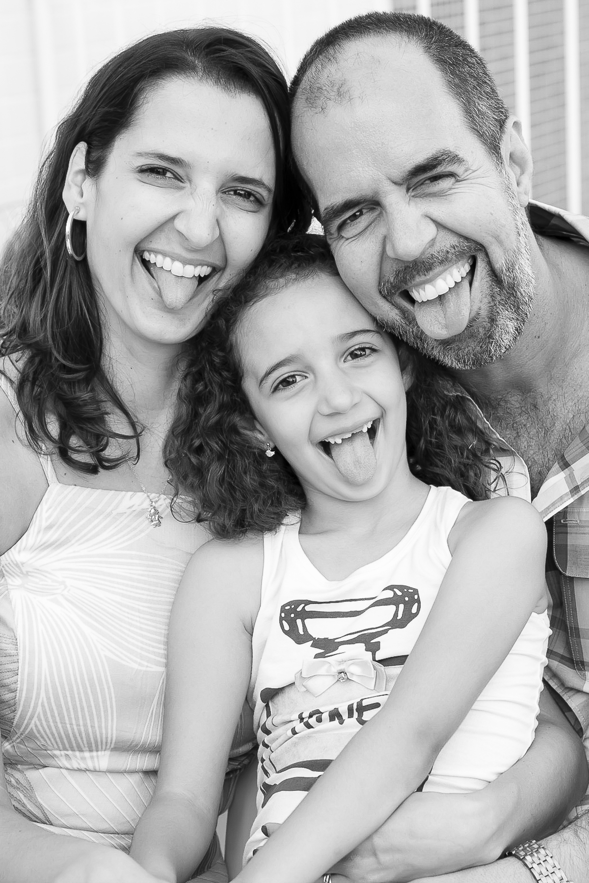 pais e filha mostrando a língua