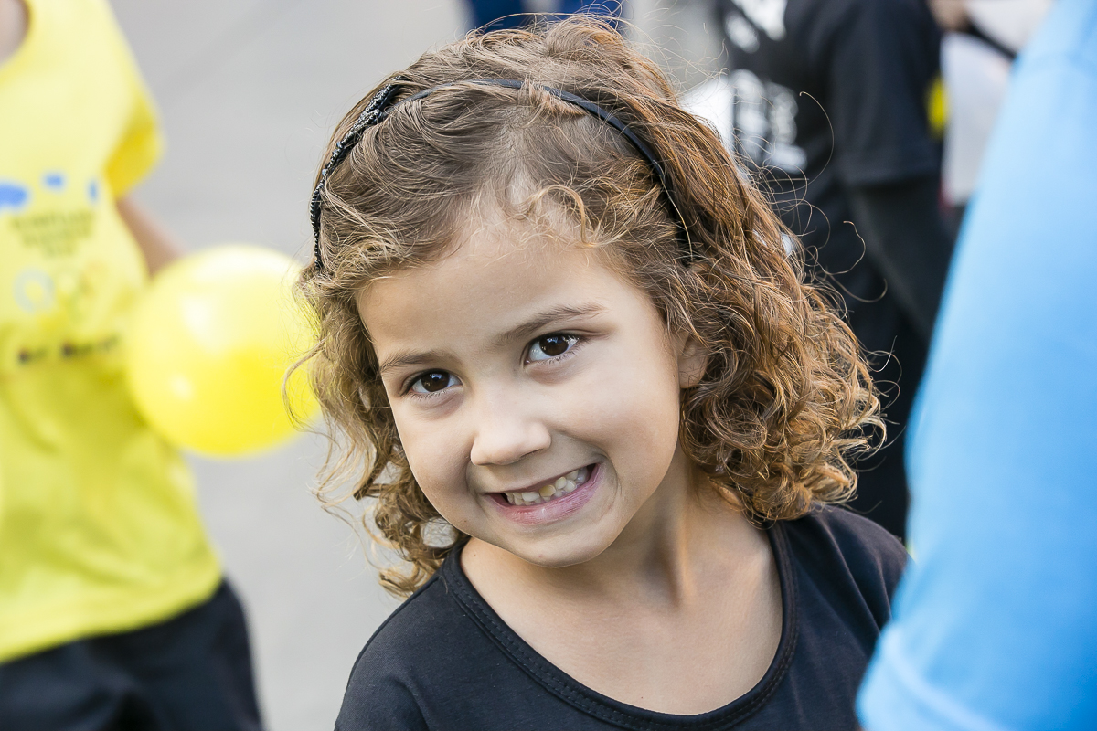 menina sorrindo espontaneamente
