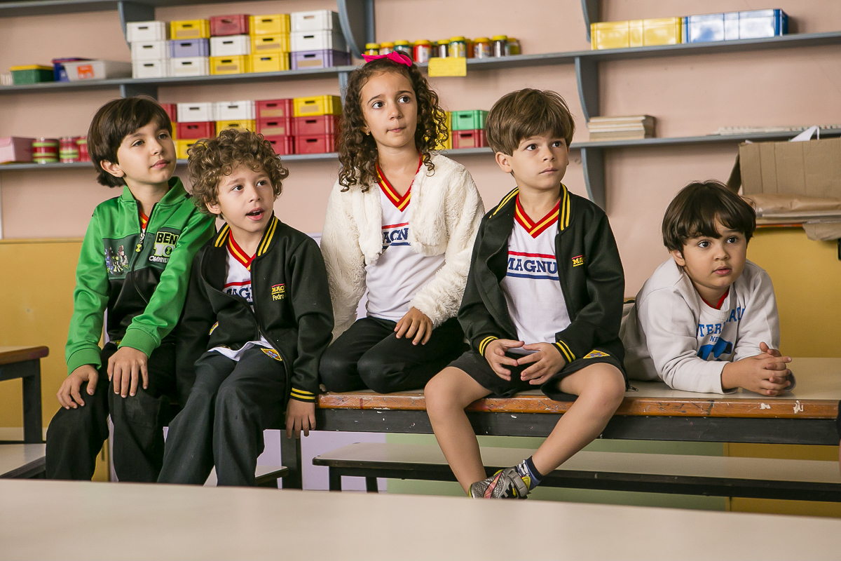 crianças prestando atenção