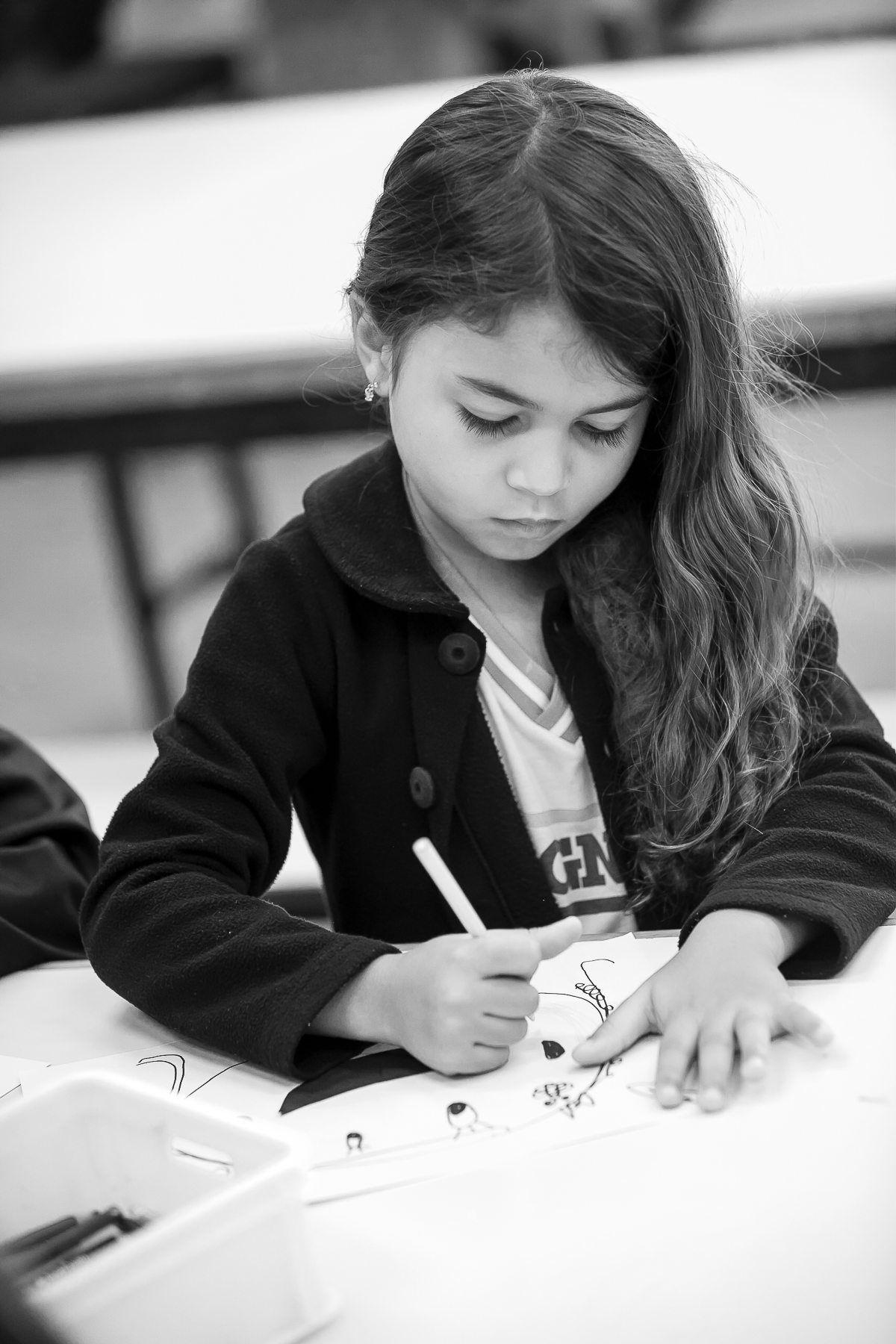 garotinha escrevendo