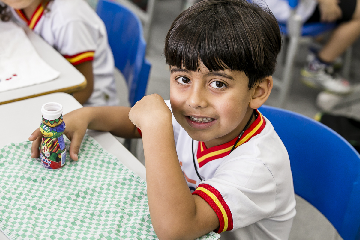 criança lanchando