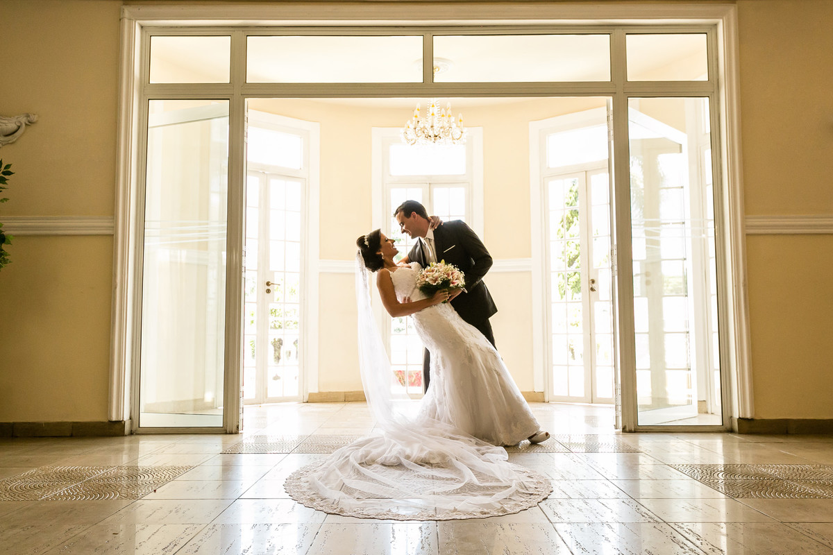 noiva e noivo posando para fotos