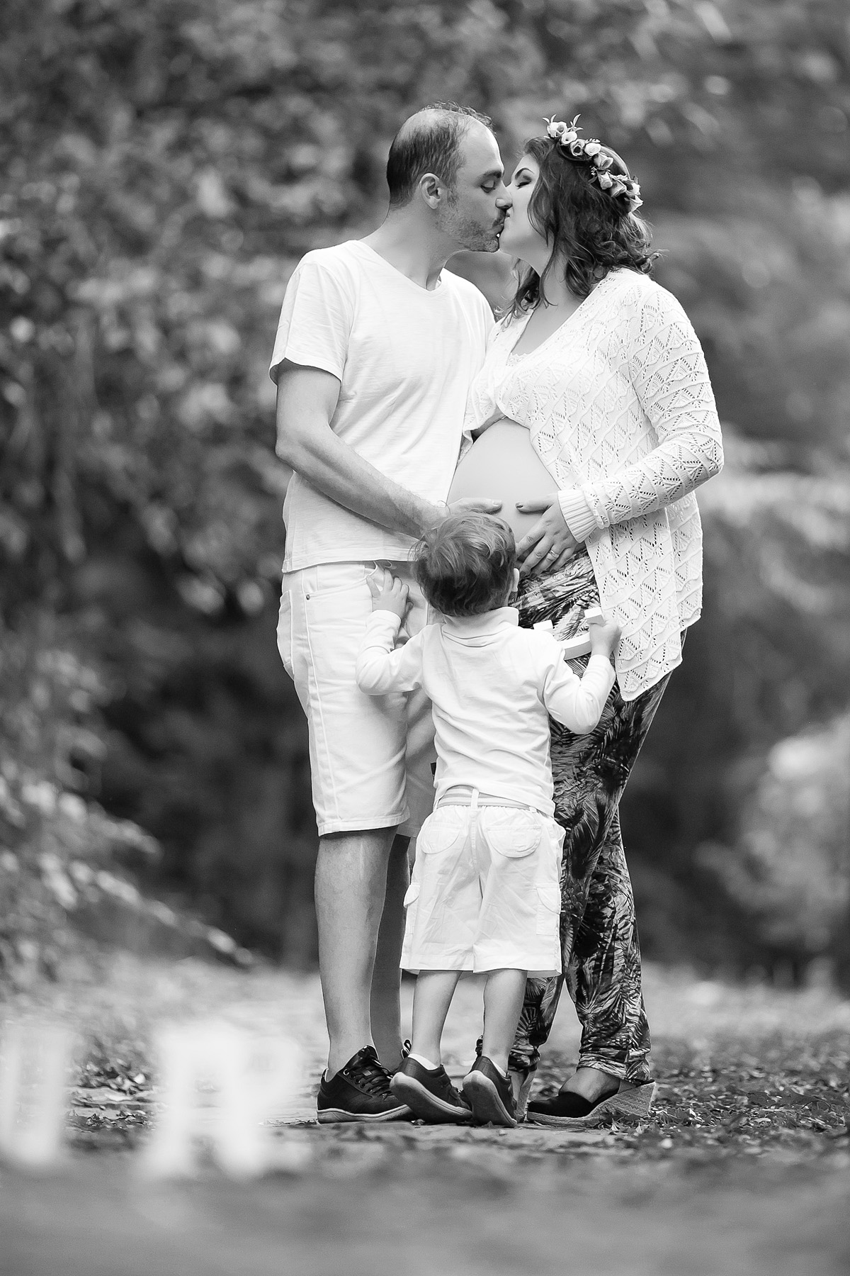 criança beijando barriga da mãe