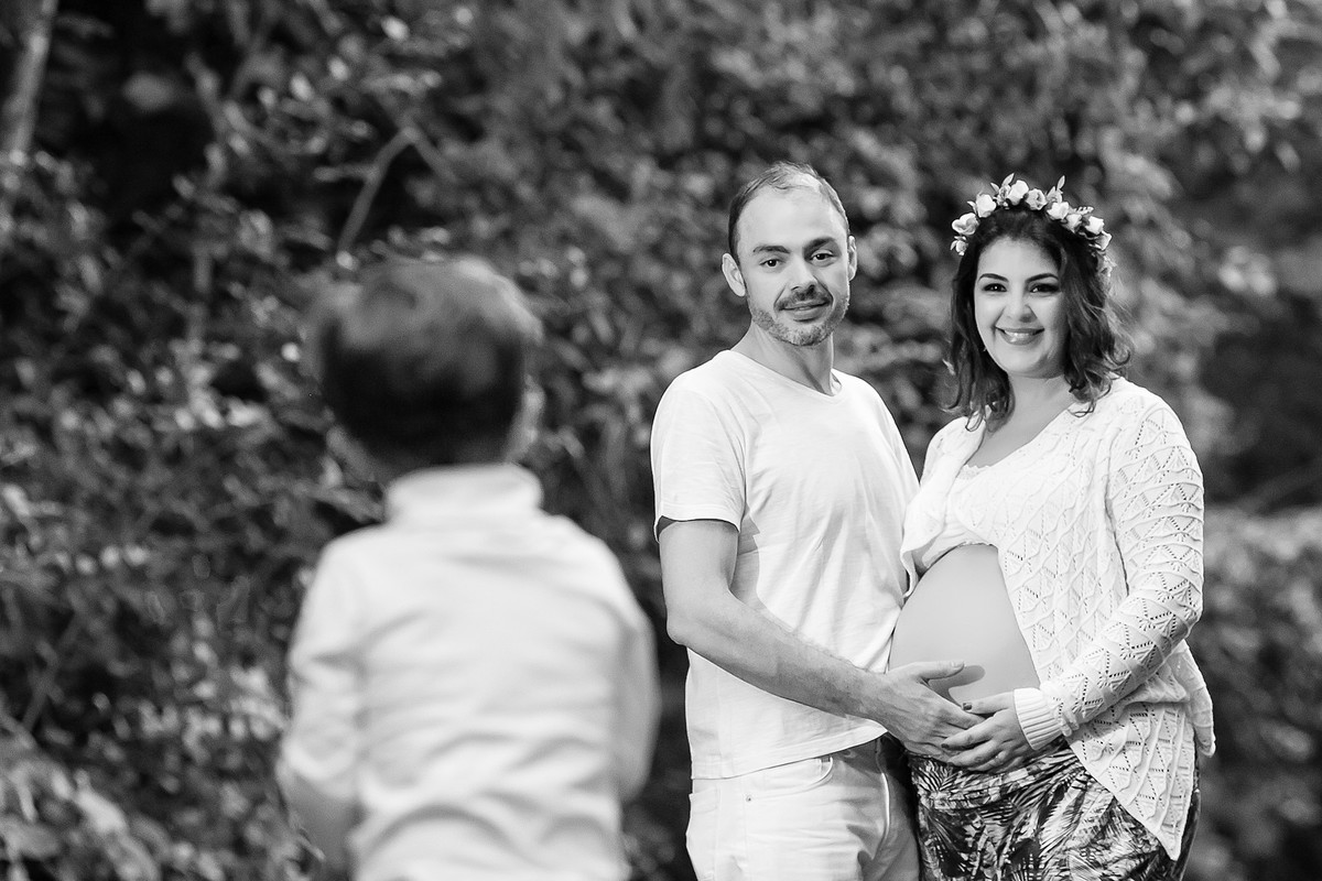 pais olhando para o filho