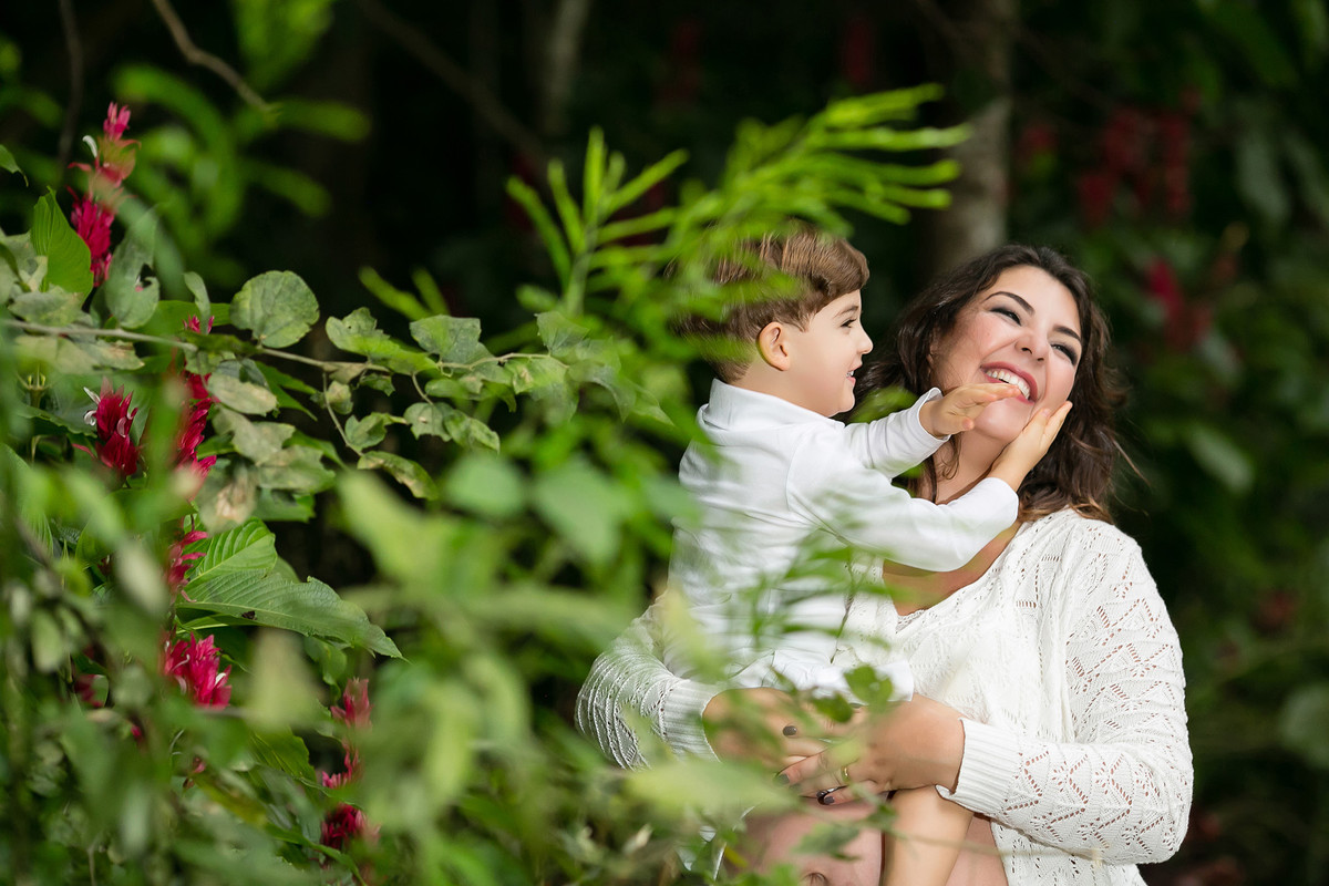 menino mexendo na boca da mamãe