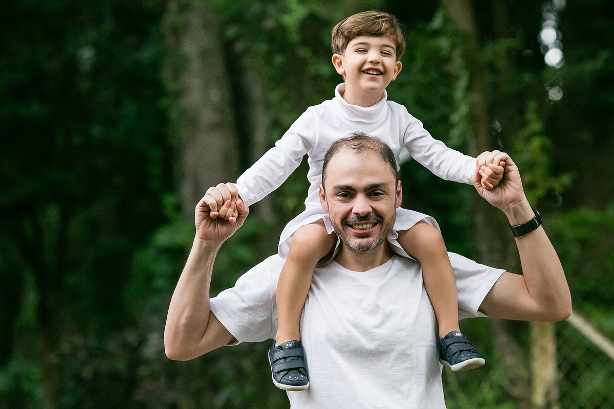 filho nas costas do pai
