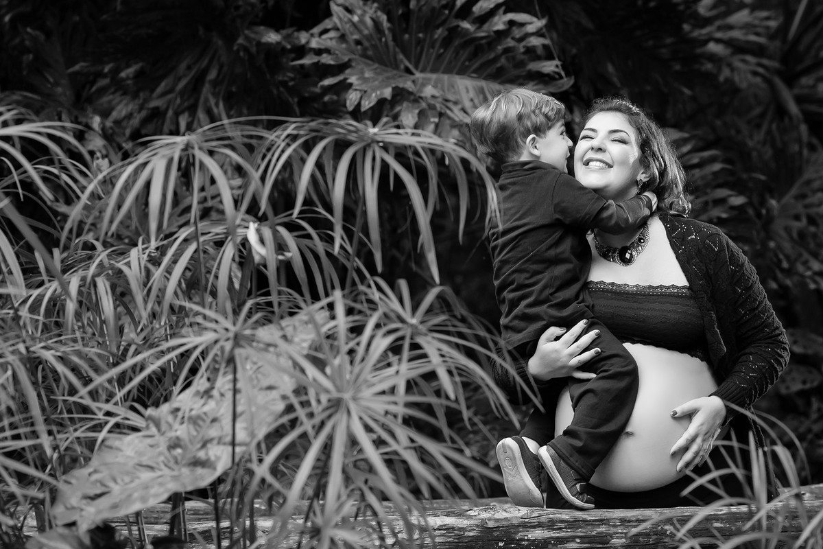 criança beijando a mãe