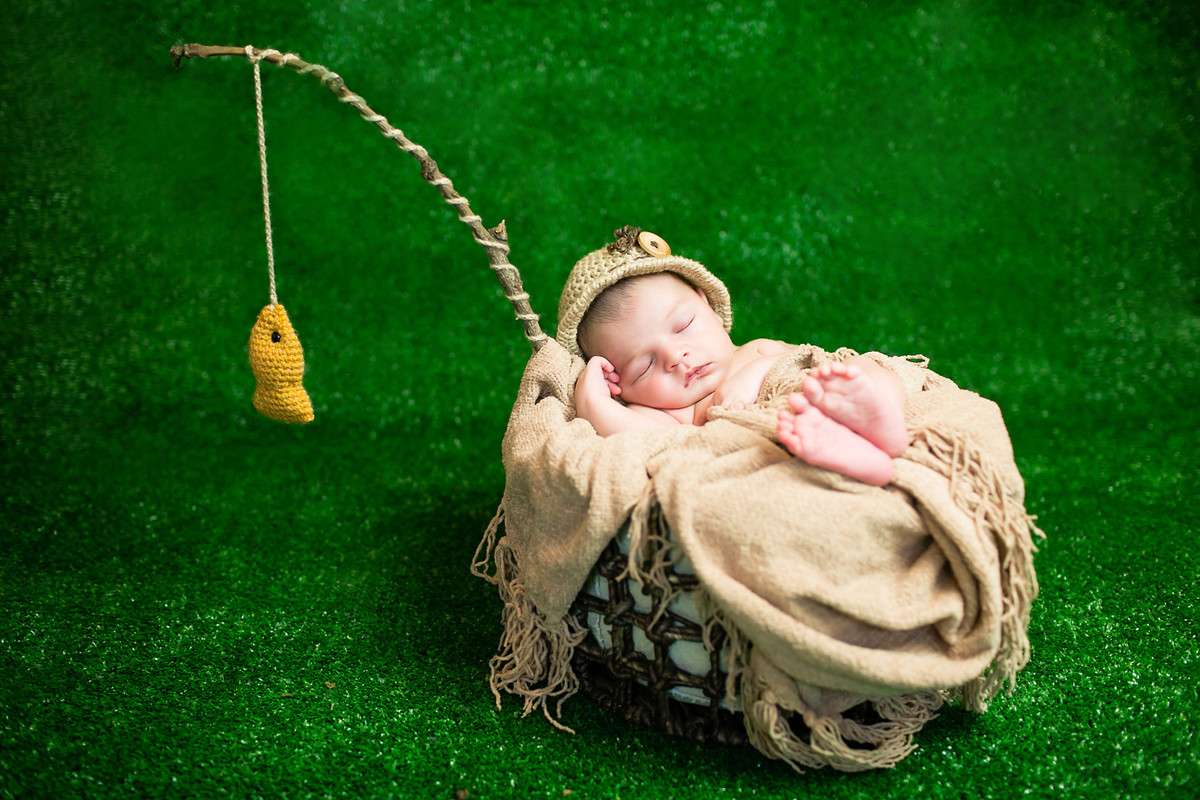 criança dormindo no cesto