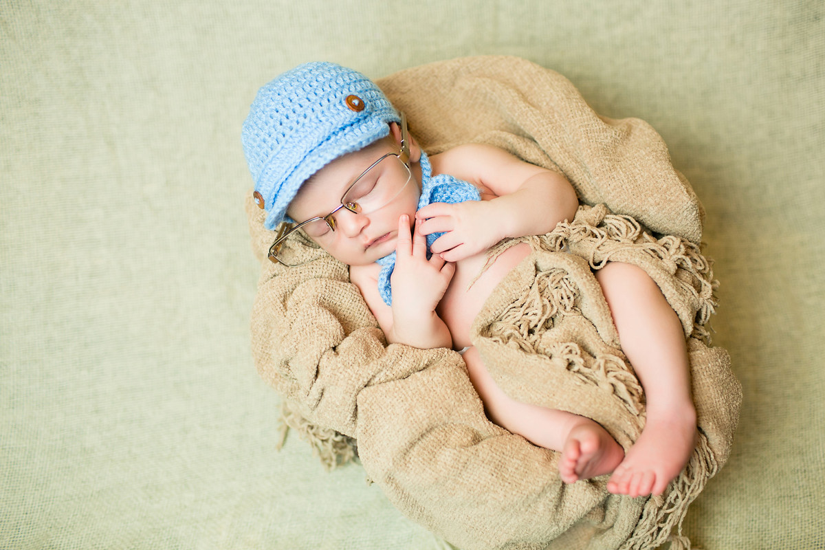 criança deitada na manta