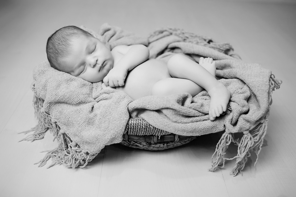 criança deitada em preto e branco