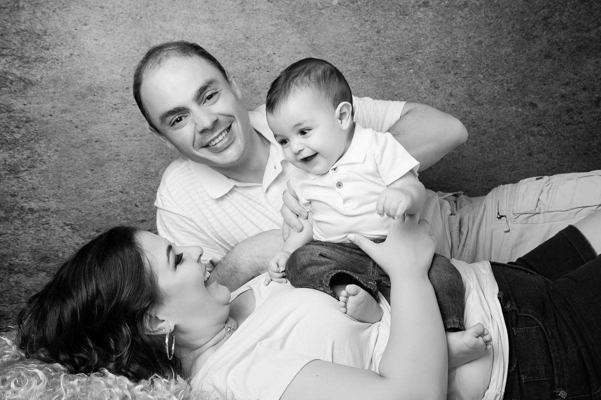 família deitada no estúdio