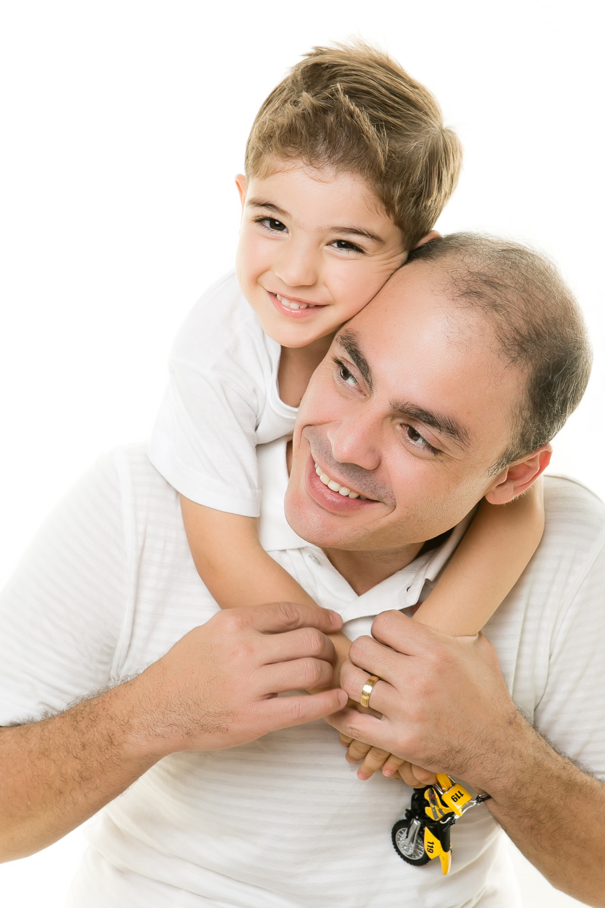 filho nas costas do pai