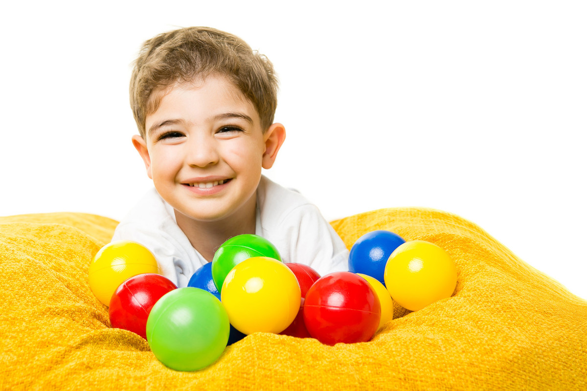 criança com bolinhas