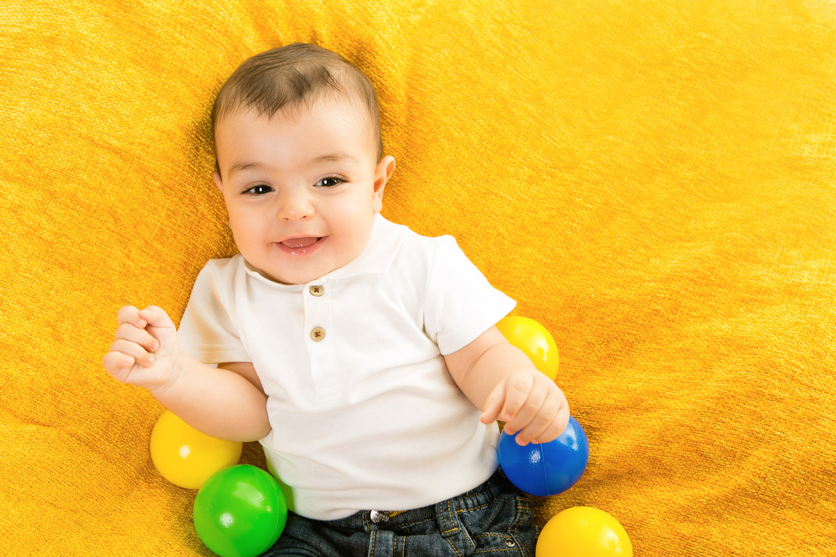 sorriso amarelo de criança