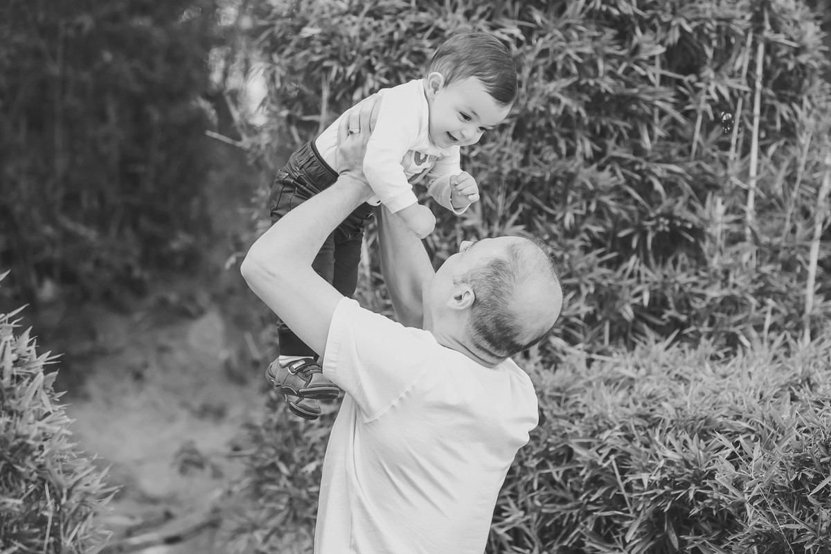 papai levantando o filho