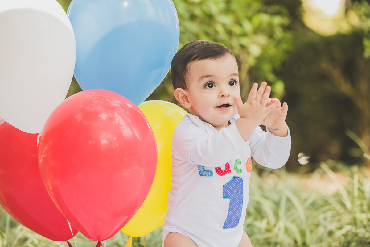 criança batendo palmas