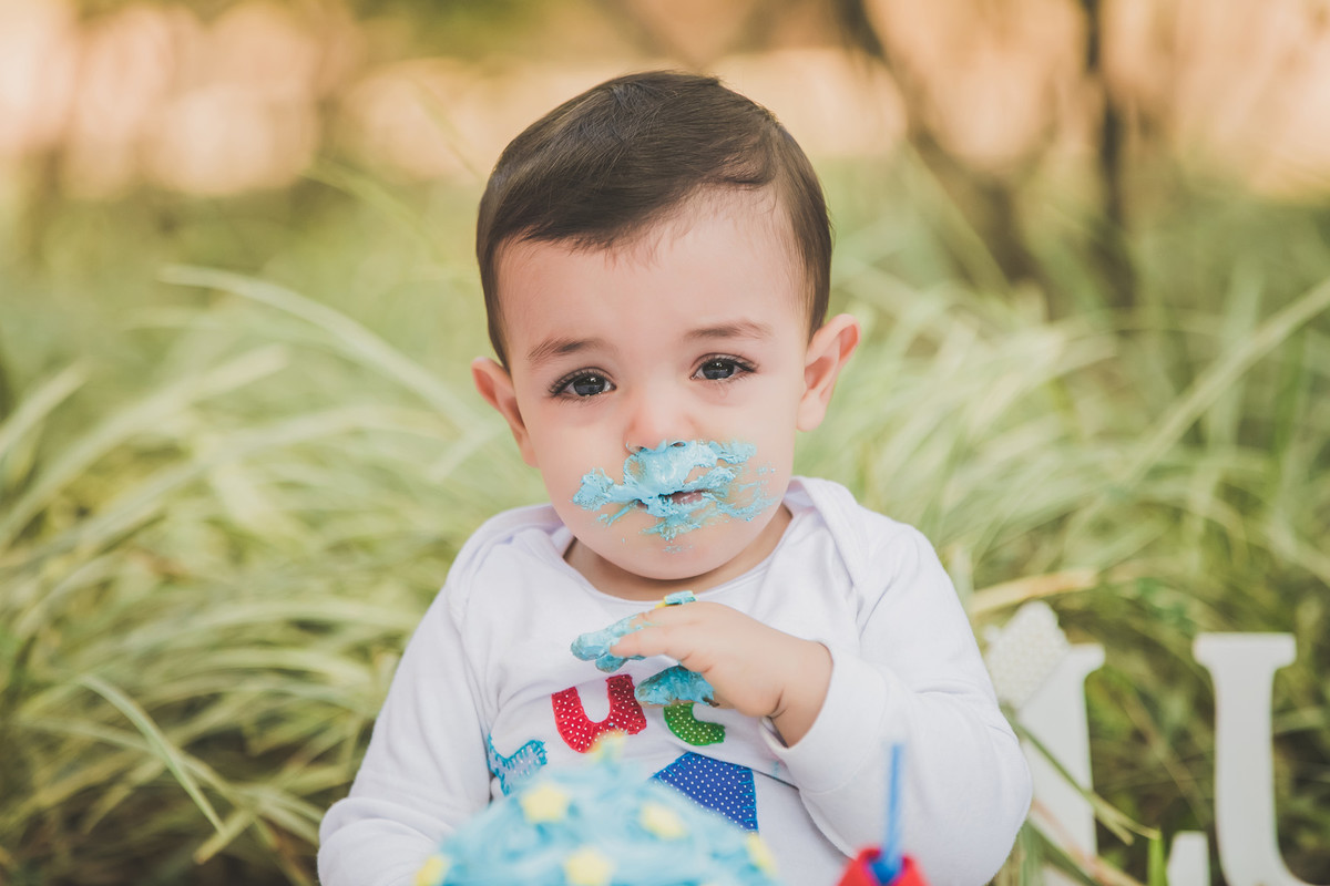 criança suja de bolo