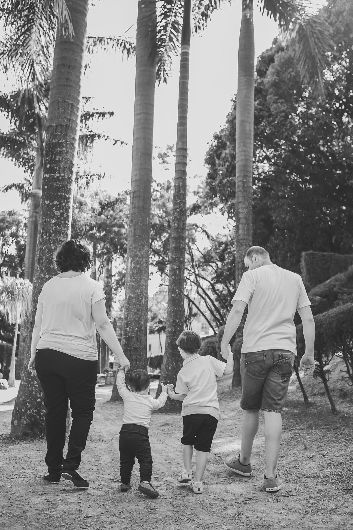 família de costas no parque