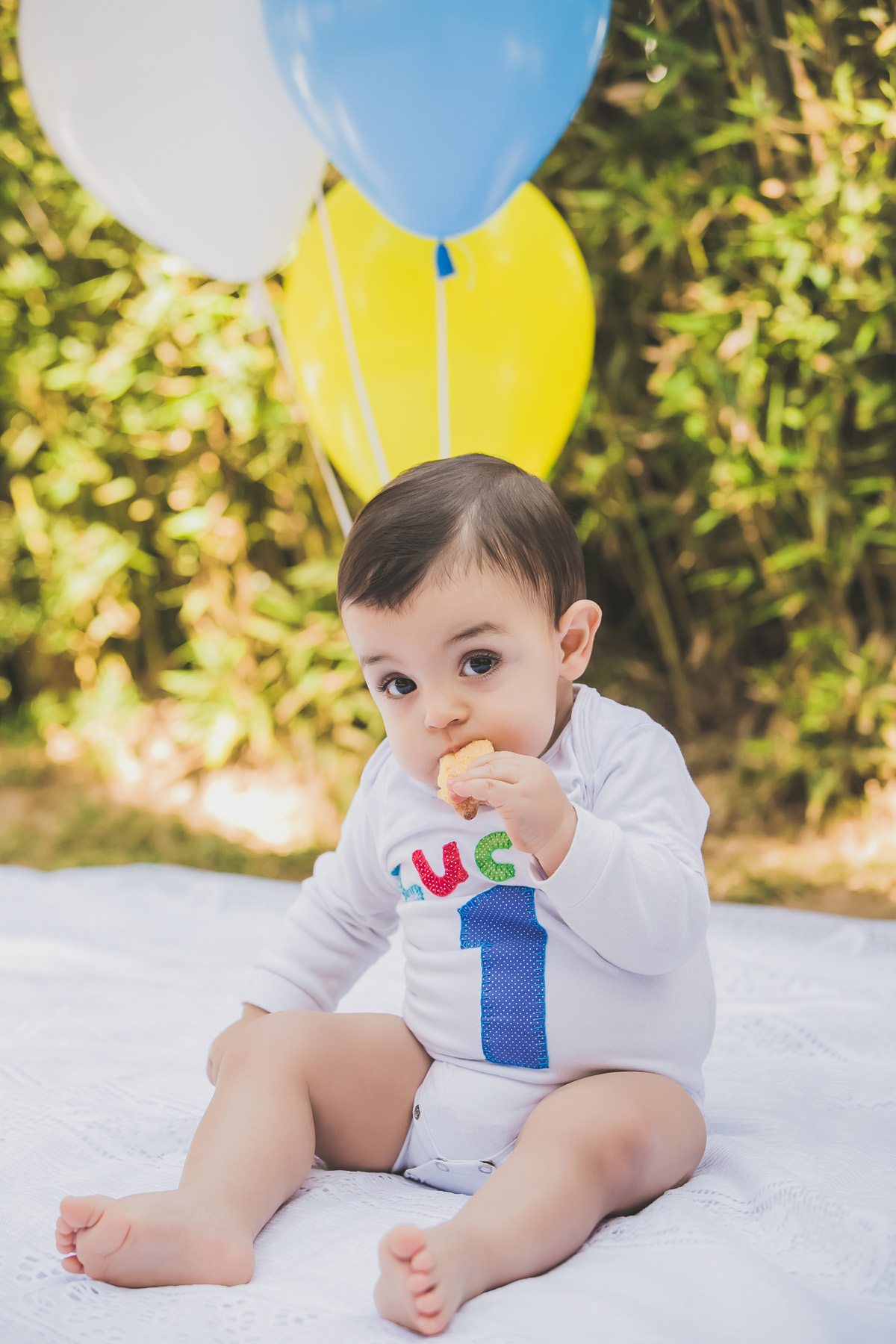 criança comendo biscoito