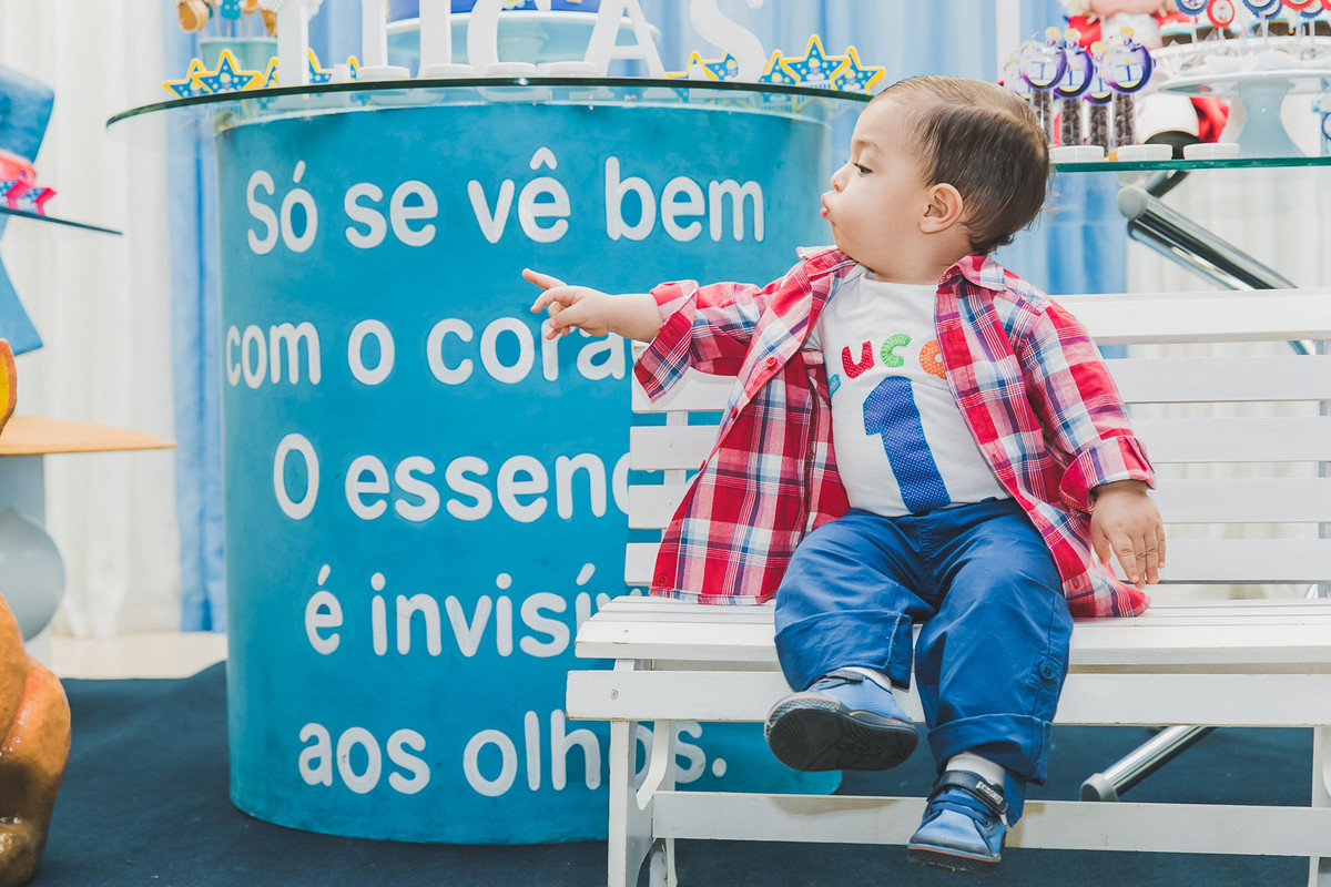 criança apontando o dedo