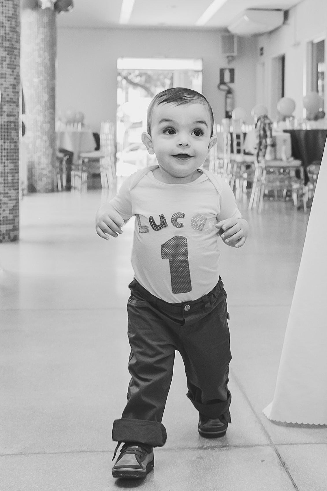 criança feliz e agitada