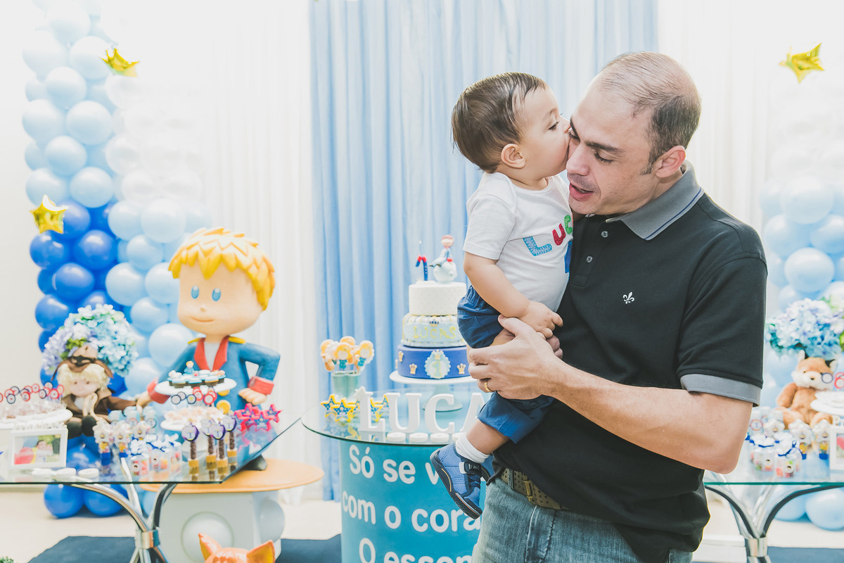 criança beijando o papai