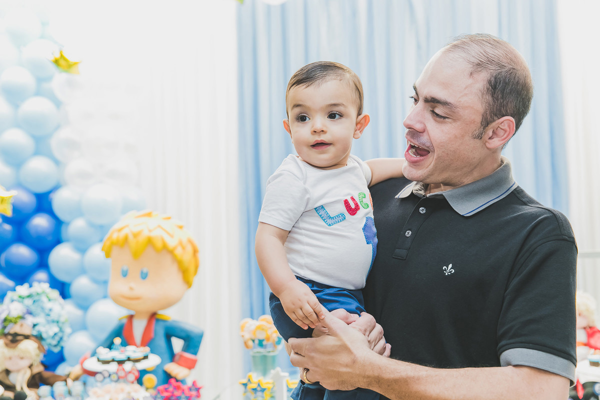 filho e pai durante a festa