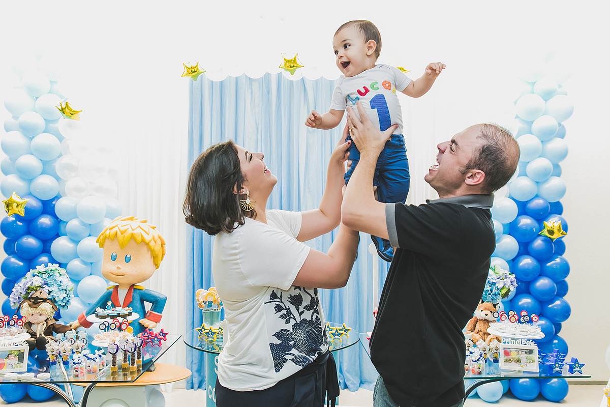 mamãe e papai brincando com o filho