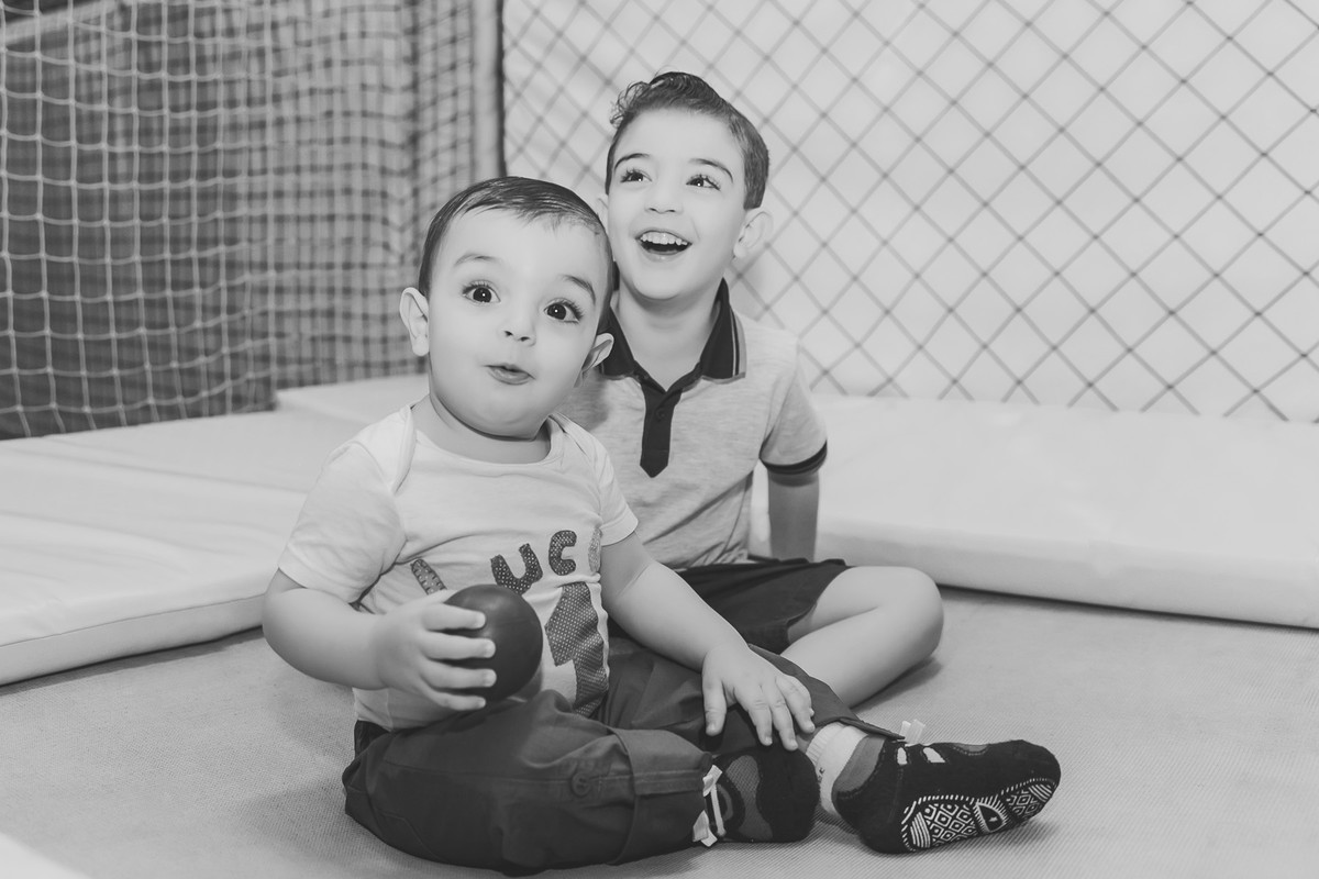 irmãos brincando durante a festa