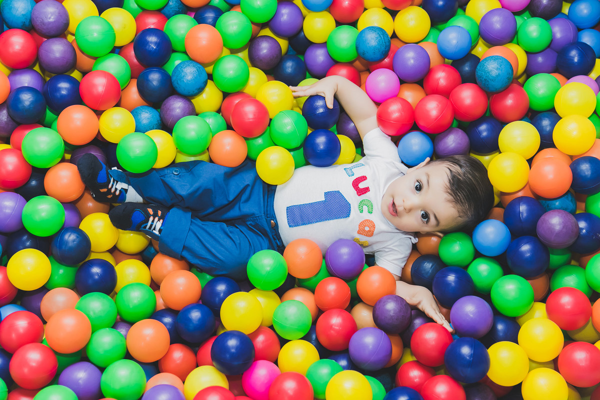 deitado nas bolinhas