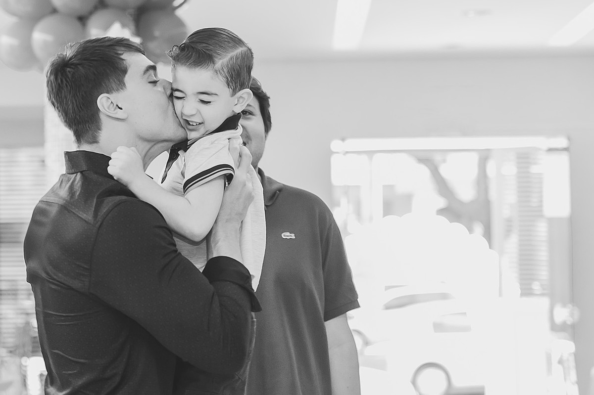 familiares acariciando a criança