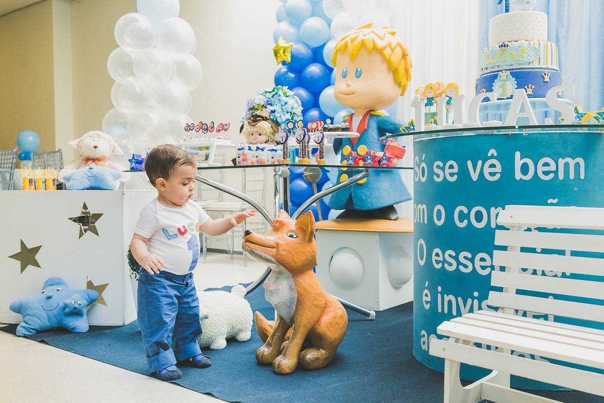 criança brincando na festa