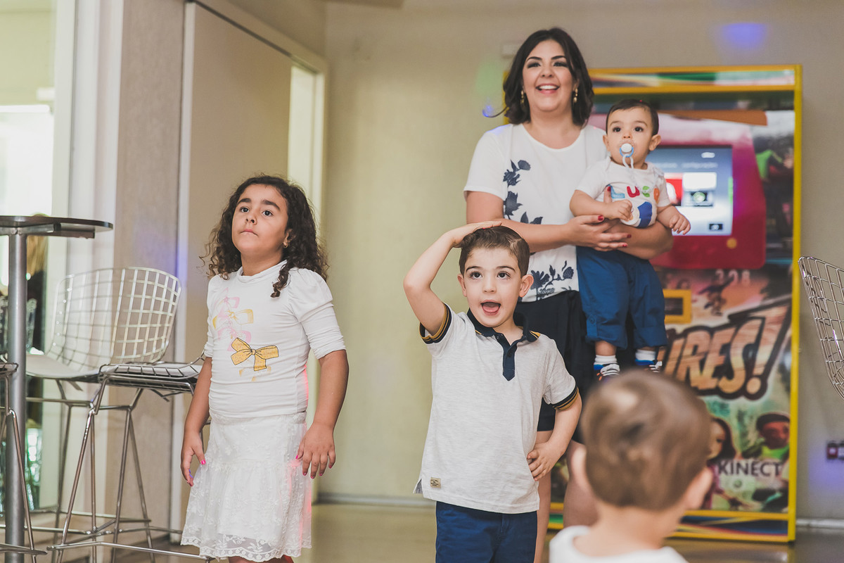 crianças se divertindo