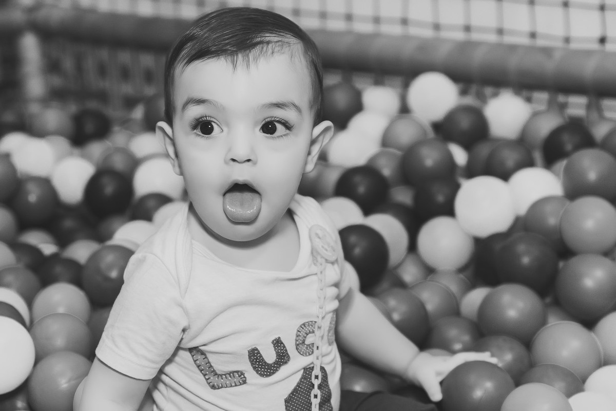 criança com língua de fora