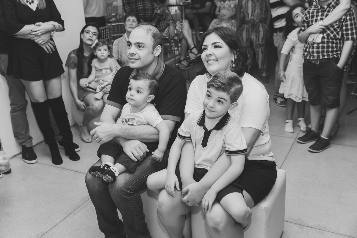 família atenta na festa