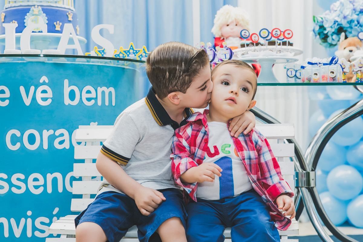 beijo de irmãozinhos