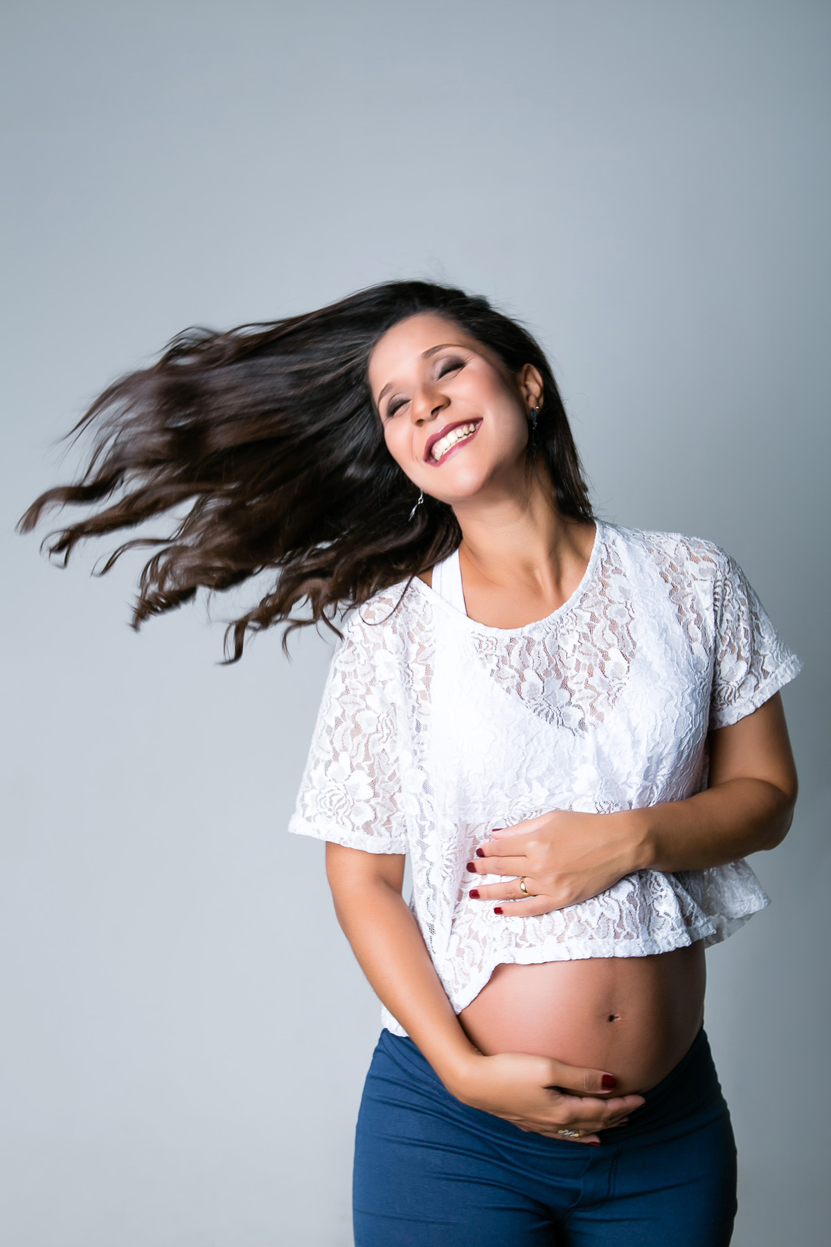 grávida balançando o cabelo